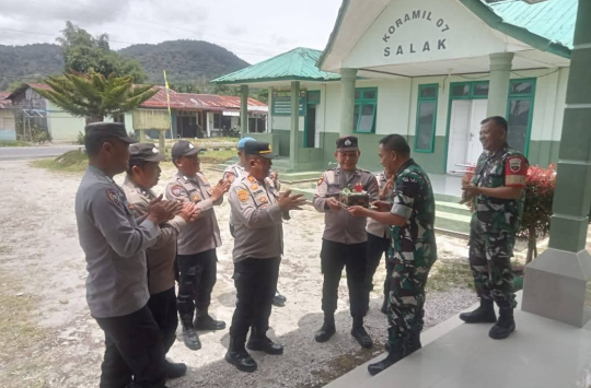 Kapolsek Salak dan Anggota Sambangi Koramil 07 Salak dalam Rangka HUT TNI ke-80