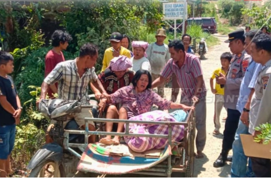 Jenajah korban dibawa ke rumah Mariani  menggunakan  becak motor (betor). ( Foto: Humas Polresta)