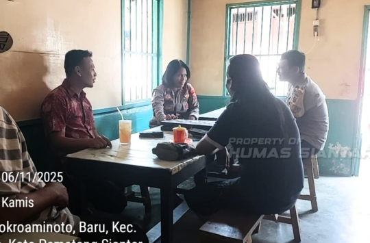 Bhabinkamtibmas, Aipda Yudi Patra, mengunjungi warga Gang Kinantan di Kelurahan Baru, Kecamatan Siantar Utara (foto; Humas P.siantar)