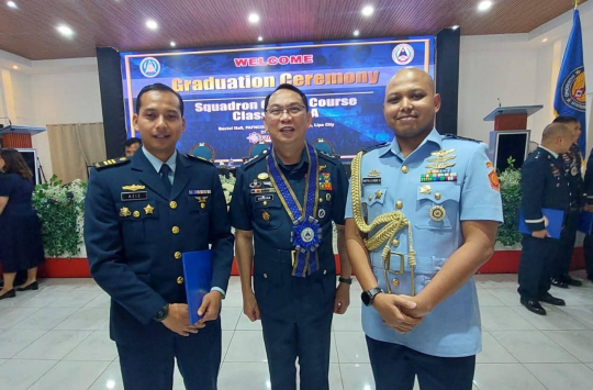 Kapten Sus Alifia Noor Aziz, S.T.Han., M.S.P. (kiri) eraih gelar The Best International Military Student (IMS) setelah menyelesaikan Squadron Officer Course (SOC) Class 2025. ( Foto: Dispen AU)