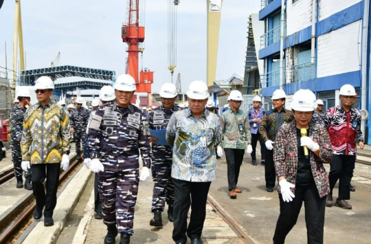 Kasal, Laksamana TNI Dr. Muhammad Ali bersama rombongan saat berkunjung ke PT PAL Surabaya, pada Kamis 22 Mei 2025. (Foto: Disspen AL).