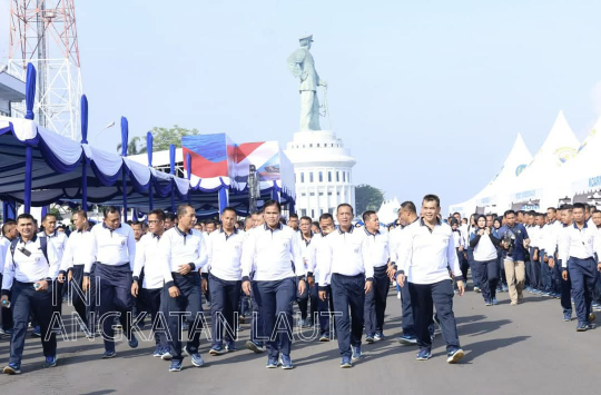 Kasal Laksamana TNI Dr. Muhammad Ali memimpin kegiatan olahraga bersama  di Komando Armada II Surabaya