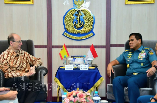 Kasal, Laksamana TNI DR. Muhammmad Ali, menerima kunjungan kehormatan Duta Besar Spanyol untuk Indonesia, H.E. Francisco de Asis Aguilera Aranda, di sela agenda Indo Defence 2025 Expo & Forum di JIExpo Kemayoran, Jumat 13 Juni 2025. (Foto: Dispen AL)