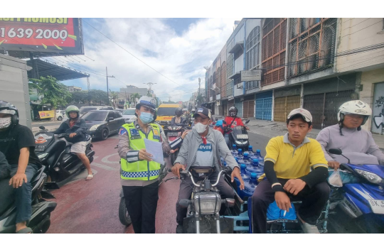 Personil Polda Sumut melakukan sosialisasi humanis kepada para pengendara