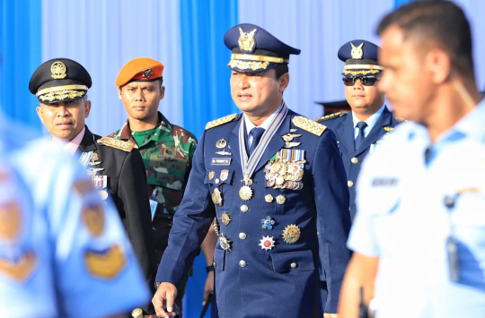 Kasau, Marsekal TNI M. Tonny Harjono, S.E., M.M., saat mengikuti  upacara peringatan Hari Bhayangkara ke-79. (Foto: Dispen AU).