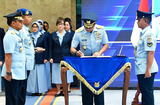 Kasau, Marsekal TNI M. Tonny Harjono, memimpin Sertijab Wakasau dari Marsdya TNI Andyawan Martono Putra kepada Marsdya TNI  Tedi Rizalihadi S., di Gedung R. Suryadi Suryadarma, Mabesau, Cilangkap, Jakarta Timur, pada Jumat (20/6/2025). (Foto: Dispen AU) :