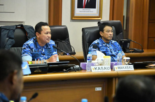 Kasau, Marsekal TNI M. Tonny Harjono, S.E., M.M., didampingi Wakasau, Marsdya TNI Andyawan Martono Putra, S.I.P., memimpin Taklimat Akhir Audit Kinerja Itjenau Tahun Anggaran 2025, di Ruang Rapat Kasau, Mabesau, Selasa 17 Juni 2025. (Foto: Dispen AU)