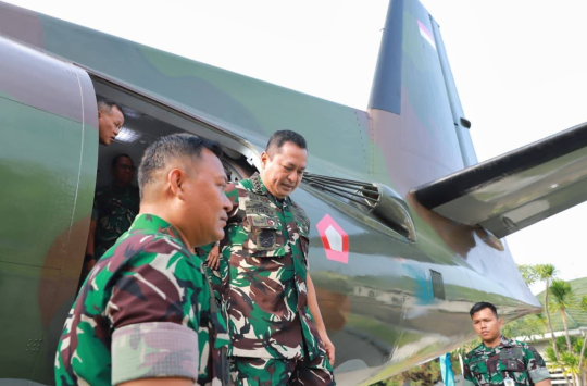 Marsekal TNI M. Tonny Harjono,(tengah) saat   meresmikan Monumen "Fokker 27 AMPUH"