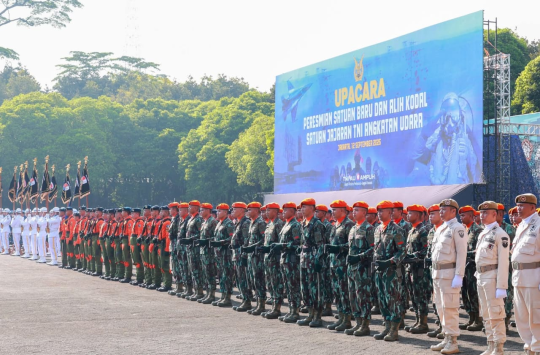 Marsekal TNI M. Tonny Harjono,  memimpin upacara peresmian sejumlah satuan baru serta pelaksanaan alih Kodal dalam tubuh TNI AU (foto: Dispen AU)