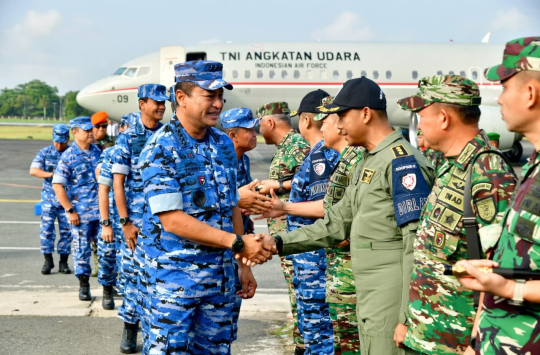Kasau Marsekal TNI M. Tonny Harjono, S.E., M.M., saatmenyaksikan pelaksanaan Latihan Matra Udara II, Koopsud II Sikatan Daya, Cakra B, dan Trisula Perkasa Kopasgat Tahun 2025. (Foto : Dispen AU)