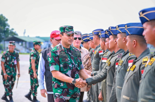 Kepala Staf Angkatan Udara, Marsekal TNI Mohamad Tonny Harjono, menyambut kepulangan "Satgas Garuda Merah Putih‑II" di Lanud Halim Perdanakusuma (foto: Dispen AU)