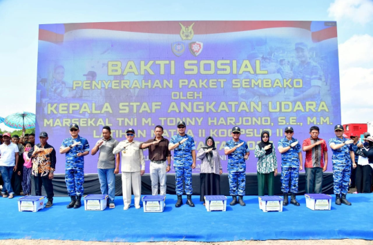 Kasau, Marsekal TNI M. Tonny Harjono, S.E., M.M., secara simbolis menyerahkan 1.400 paket sembako di  Kalimantan Selatan, pada Senin (23/6/2025). (Foto: Dispen AU).