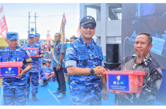 Marsekal TNI M. Tonny Harjono menyerahkan langsung bantuan paket sembako kepada warga sekitar AWR Buding. Aksi ini menjadi bagian dari misi kemanusiaan TNI AU di tengah pelaksanaan latihan militer Jalak Sakti dan Hardha Marutha 2025