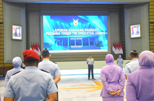 Kasau, Marsekal TNI M. Tonny Harjono, S.E., M.M., saat menerima laporan korps dari 18 perwira tinggi TNI. (foto, Dispen AU)