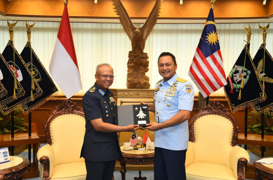 Marsekal TNI M. Tonny Harjono, S.E., M.M., menerima kunjungan kehormatan dari Panglima TUDM, General Dato’ Sri Haji Muhamad Norazlan Bin Aris. ( Dispen AU )
