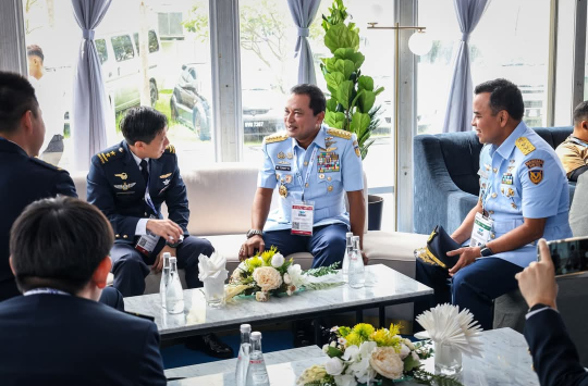 Marsekal TNI M. Tonny Harjono melaksanakan pertemuan dengan Major General Kelvin Fan Sui Siong, Chief of Air Force Republic of Singapore Air Force di MIEC,pada Rabu, 21 Mei 2025. (Foto: Dispen AU)