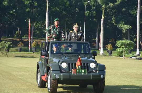 Kasdam IV/Diponegoro, Brigjen TNI M. Andhy Kusuma, memeriksa barisan saat  memimpin Upacara Peringatan HUT ke-80 TNI di Lapangan Makodam IV/Diponegoro (foto: Pendam IV/Dip)