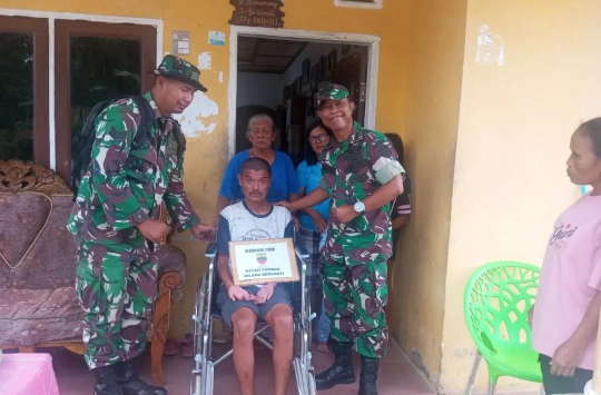 Usai menyerahkan bantuan, Kasdim 0207/Sml  foto bersama dengan penerima manfaat tersebut (Foto: Pendim 0207/SML)