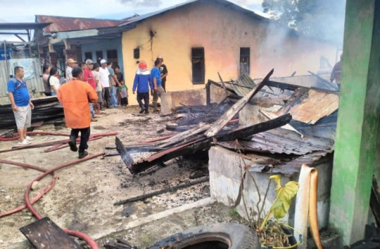 Petugas pemadam kebakaran dibantu warga setempat berusaha memadamkan api yang melahap tiga rumah di Desa Sungai Raya, Kecamatan Siempat Nempu Hulu, Kabupaten Dairi, Selasa (22/7/2025).