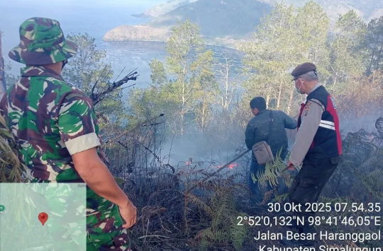 Kebakaran Hutan di kawasan Lereng Bukit Dolok Suara, Nagori Purba Dolok, Kecamatan Purba (foto; Pendim 0207/Sml)