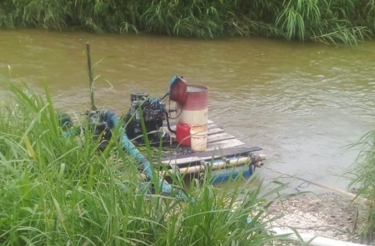 Mesin sedot pasir yang masih berada dilokasi tambang ilegal di Kec. Sipoholon:Foto:Loksa Situmeang / Kabarnas.com)
