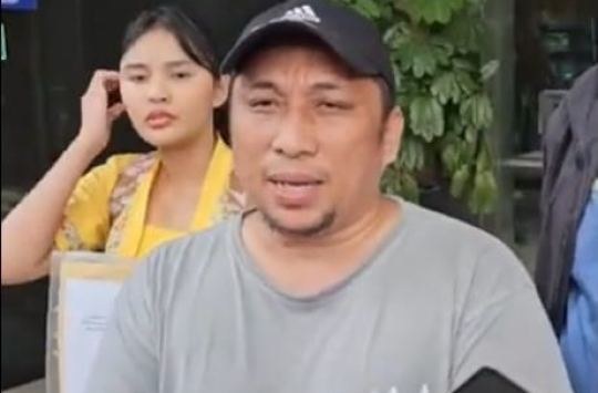 Tangkapan layar pada Feri Amsari saat konferensi pers pada Jumat (28/02/2025)