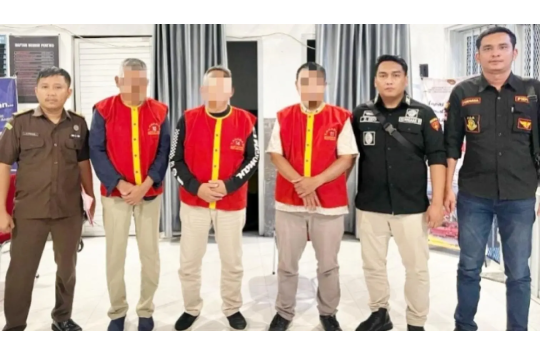 Para tersangka saat digiring Kejari Siantar