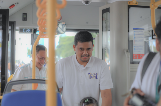 Walikota Bobby Nasution saat meresmikan bus listrik BRT
