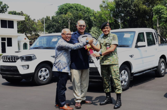 Sekjen Kemhan, Letjen Tri Budi Utomo. saat menerima Hibah 4 unit Scorpio 4x4 dari PT Agrinas Pangan Nusantara