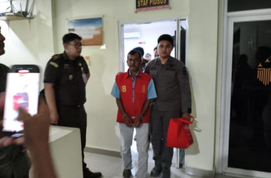 Petugas Kejaksaan Negeri Toba saat membawa tersangka Kepala Desa Meranti Barat, RS, untuk menjalani penahanan di Rutan Kelas IIB Balige, Jumat (21/11/2025).(Foto: Dokumentasi Kasi Intel Kejari Toba/Kabarnas.id)