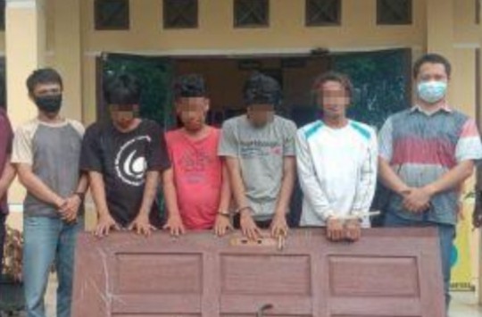 Tersangka dengan memegang daun pintu ditangkap polisi