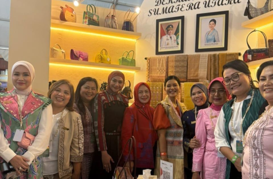 Ketua Dekranasda Tapanuli Utara, Ny. Neny Angelina JTP Hutabarat br. Purba, saat menghadiri Peringatan HUT ke-45 Dekranas di Gedung BSCC Dome Balikpapan, Rabu (9/7/2025), bersama perwakilan Dekranasda se-Indonesia. (Foto: Loksa Situmeang/Kabarnas.id)