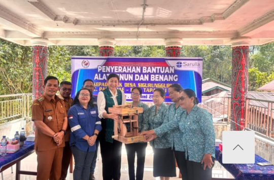 Ny. Lisa Deni Lumbantoruan br. Malau bersama Supervisor CSR Sarulla Operation Ltd, Fella Situmorang saat memberikan bantuan kepada PKK Desa Sigurunggurung, Kecamatan Pahae Jae, Selasa (24 Juni 2025).