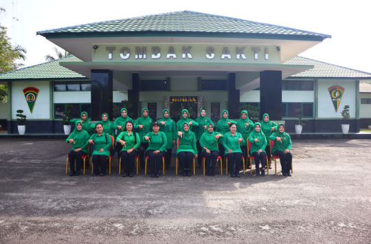 Ketua Persit Cabang XVIII Brigif 7 PD I/Bukit Barisan, Ny. Dadang Armada Sari foto bersama Persit Kartika Chandra Kirana Ranting 3 Yonif 122 di  Markas Yonif 122/TS, Selasa (29/04/2025).