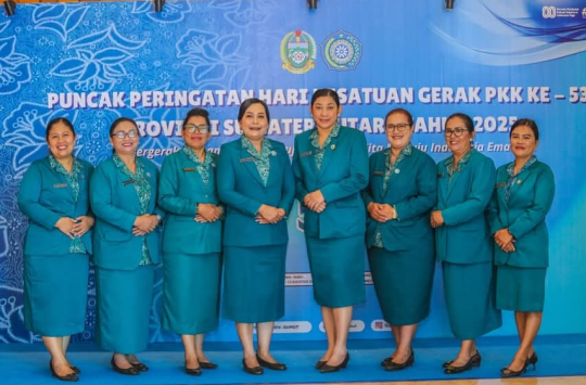 Ketua TP PKK Kabupaten Tapanuli Utara, Ny. Neny Angelina JTP Hutabarat br. Purba (tengah) bersama jajaran pengurus menghadiri Puncak HKG PKK ke-53 Provinsi Sumatera Utara di Hotel Grand Mercure Medan, Selasa (12/8/2025).