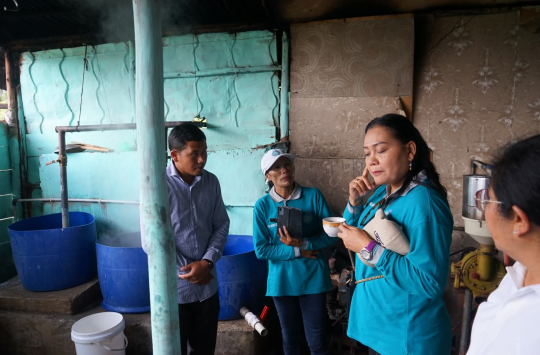 Ketua TP PKK Tapanuli Utara, Ny. Angelina JTP Hutabarat Br. Purba, berbincang hangat dengan Ibu Farida Manik di lokasi produksi tahu di Dusun Hutagodang, Desa Hutatoruan VIII, Tarutung. (Foto:Loksa Situmeang/Kabarnas.id)