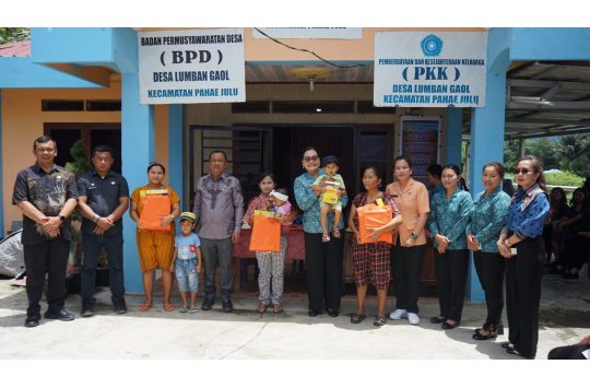 Ketua Tim Penggerak PKK Kabupaten Taput, Ny. Angelina JTP Hutabarat, melaksanakan kunjungan lapangan ke dua desa percontohan PKK,di Desa Lumban Gaol dan Desa Pangurdotan, Kecamatan Pahae Julu