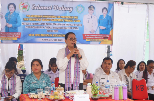 Ketua TP PKK Taput Ny. Neny Angelina JTP Hutabarat Br Purba saat memberikan sambutan dalam kegiatan Monitoring Desa Percontohan di Desa Sipultak Dolok, Kecamatan Pagaran, didampingi para kader dan perwakilan OPD, Rabu (23/07/2025)