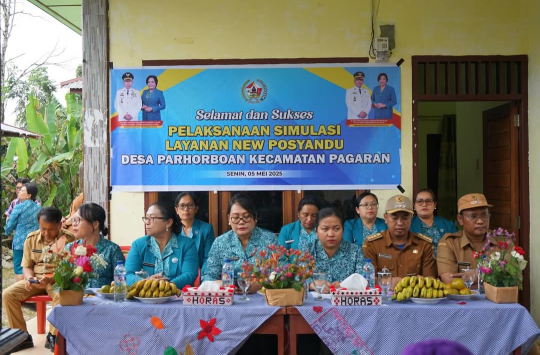 Ny. Neny Angelina JTP Hutabarat br. Purba, meninjau langsung pelaksanaan simulasi layanan New Posyandu di Desa Parhorboan, Kecamatan Pagaran, pada Senin (05/05/2025).(Foto: Istimewa)