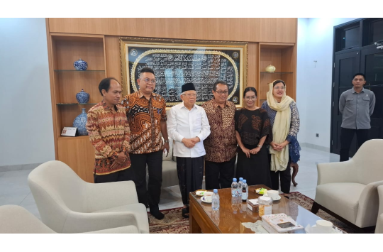KH. Ma’ruf Amin berfoto bersama jajaran Pengurus Pusat Serikat Media Siber Indonesia (SMSI) usai pertemuan silaturahmi di kediaman beliau, Jakarta, Selasa (4/11/2025).