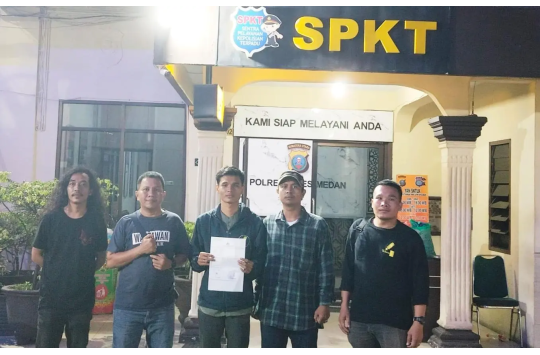 Korban menunjukkan surat laporan usai membuat pengaduan ke Polrestabes Medan