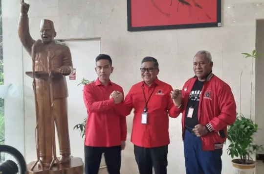 Wali Kota Surakarta Gibran Rakabuming Raka bersama Sekretaris Jenderal PDIP Hasto Kristiyanto dan Ketua Bidang Kehormatan PDIP Komarudin Watubun di Kantor DPP PDIP, Jakarta Pusat, Senin, 22 Mei 2023. (Foto: ANTARA)