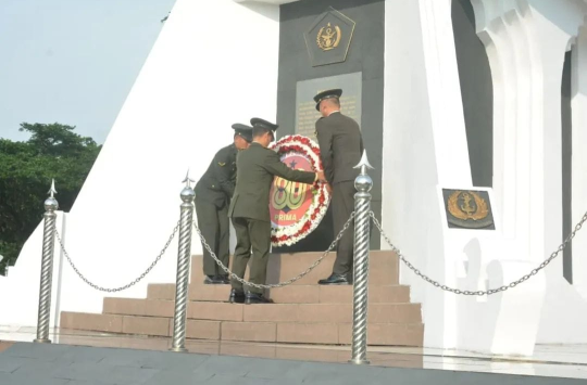 Brigjen TNI Bayu Tirtiyanto meletakkan karangan bunga di TMP Nasional Giri Tunggal Semarang (foto: Pendam IV/Dip)