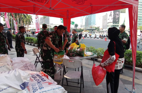 Kodam Jaya saat melaksanakan layanan sosial di di kawasan Sudirman–Thamrin (foto : Puspen TNI)
