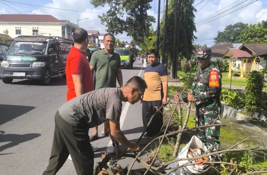 Aksi gotong‑royong antar TNI,  Polri, dan aparat pemerintah daerah Pematangsiantar di Jalan D.I. Panjaitan menuju Jalan Gereja (foto Pendim 0207/ Sml)
