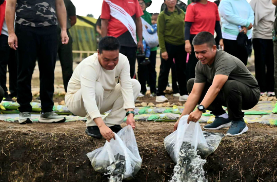 Kolaborasi Menyala di Humbahas, Bupati Oloan Nababan Senam Bareng TNI hingga Tebar Benih Ikan