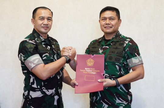 Kolonel Arh Osmar Silalahi, S.IP., M.Si., CGRA  (kanan)