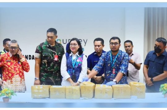 Danlanud Pattimura, Kolonel Pnb Sugeng Sugiharto, saat menghadiri konpers  penemuan 33,5 kilogram cairan Merkuri yang berh di kawasan Bandar Udara Pattimura, Ambon, Sabtu (14/6/2025). (Foto: Dispen AU)