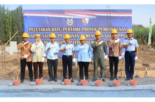Peletakan batu pertama pembangunan Dapur SPPG yang kedua di lingkungan Lanud Adisutjipto, Selasa 24 Juni 2025. (Foto: Dispen AU)