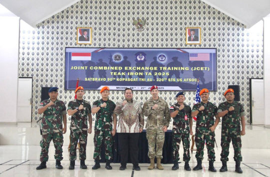 Foto bersama Satuan Bravo (Satbravo) 90 Kopasgat TNI AU bersama United States Air Force Special Operations Command (US AFSOC) usai berhasil menyelesaikan latihan gabungan Joint Combined Exchange Training (JCET) Teak Iron 2025 dengan sukses.(Foto: Dispen A